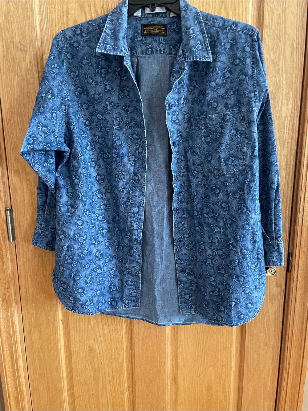 Vintage Eddie Bauer Women's Blue Floral-Textured Button-Down Shirt - Size 12